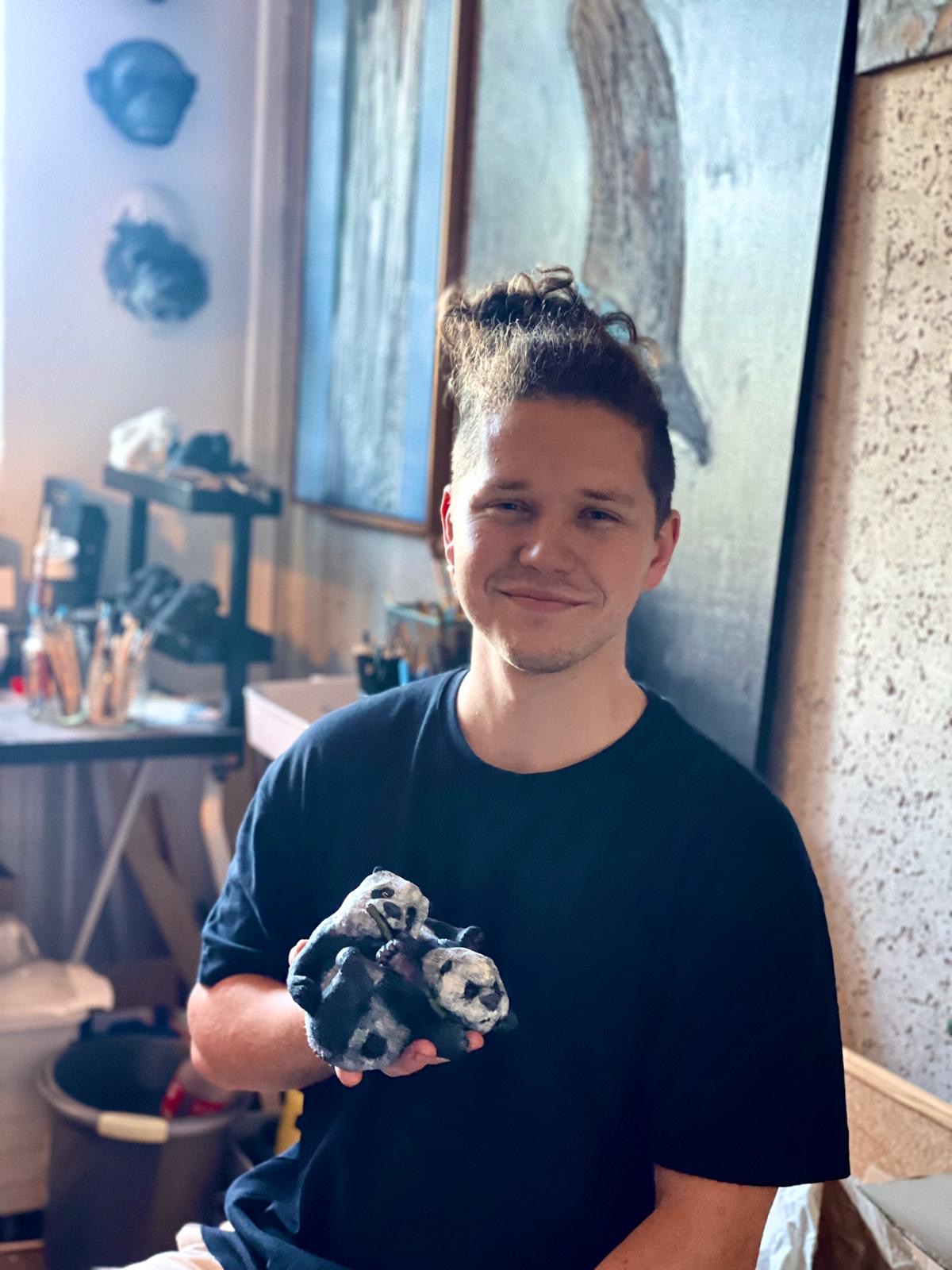 Lennart Gaudian mit einer selbst modellierten Figur